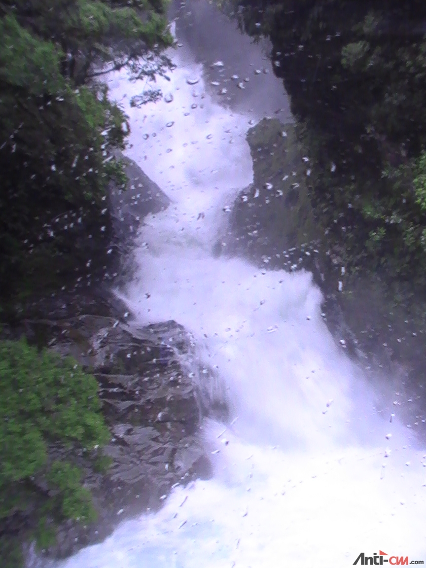 PIC_0767 下大雨 水从山顶狂泻.JPG